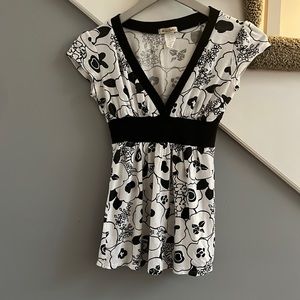 Woman’s 🖤Black & White🖤Empire Waist V-Neck Shirt